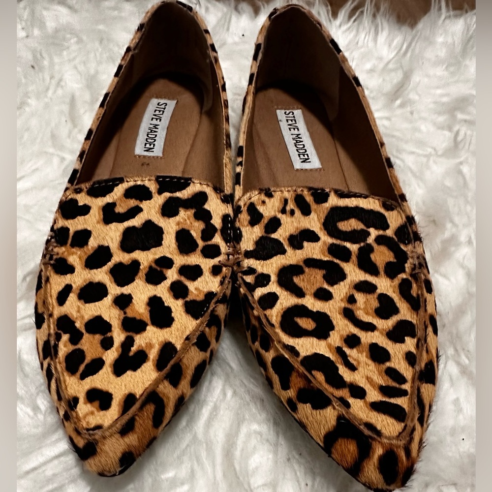 Steve Madden Feather size 6.5 leopard flat pointed calf hair loafers